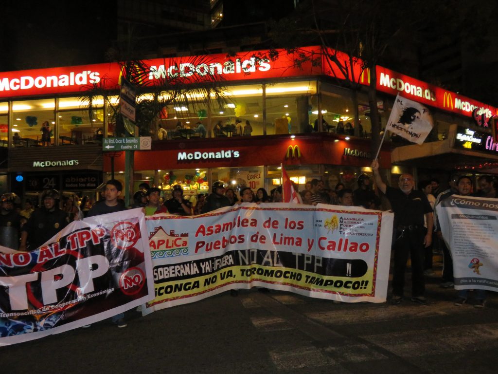 Bajo el lema "TPP, tratado de la muerte", decenas de jóvenes y activistas, recorrieron diversas avenidas de Lima, para pedir al gobierno no firme el Acuerdo Comercial Transpacífico, entre los Estados Unidos y 11 países, donde se encuentra el Perú, que deberá ser suscrito este 4 de febrero en Nueva Zelanda. Los manifestantes, indican que el TPP, es un acuerdo negativo que traerá consigo desventajas en temas de salud, medioambiente, internet y otros derechos. Uno de los más cuestionados, es el incremento de los medicamentos, pues el Perú, cedió hasta 8 años de protección de datos de prueba para medicamentos biológicos, usados en su mayoría para el tratamiento del cáncer y el VIH. En medio de las protestas, hubieron pequeños enfrentamientos entre con la policía, que resguardó el recorrido de la marcha que duró más de dos horas.