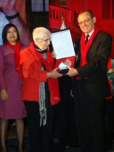 Recibiendo el reconocimiento del Ministerio de Salud 