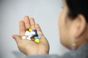 Mujer no tomó medicamentos TAR