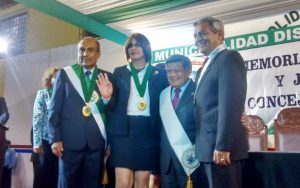 Luisa Revilla al momento de recibir la medalla de regidora 