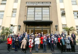 Autoridades del Ministerio de Salud realizan minuto nde silencio por las víctimas del Covid-19