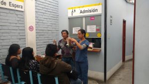 Demostración del uso del condón femenino en el CERITS Caja de Agua 