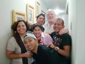 Gallagher junto a la congresista Susel Paredes y amigos, durante una celebración. 