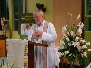 Carlos Gallagher dando una misa durante los 50 años de vida Columbana en el Perú. 